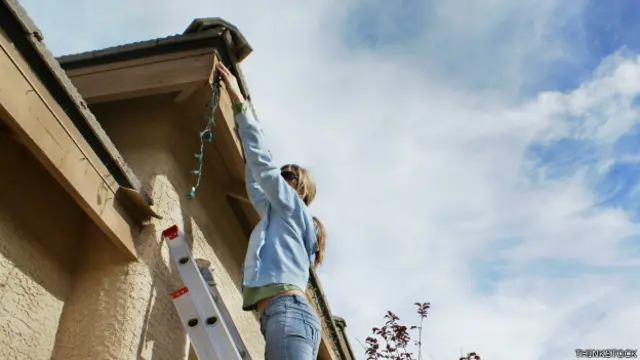 Quitando la decoración navideña.