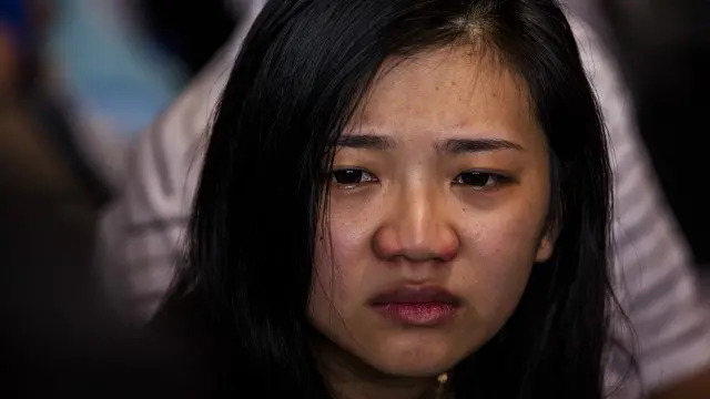 Многие из родственников пассажиров QZ8501 отказываются верить в худшее