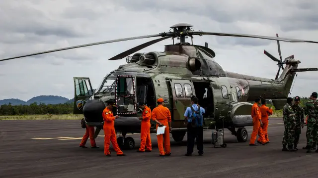 طیارے کی تلاش کی کارروائی میں درجنوں کی تعداد میں طیارے، ہیلی کاپٹر  بحری جہاز اور کشتیاں حصہ لے رہی ہیں