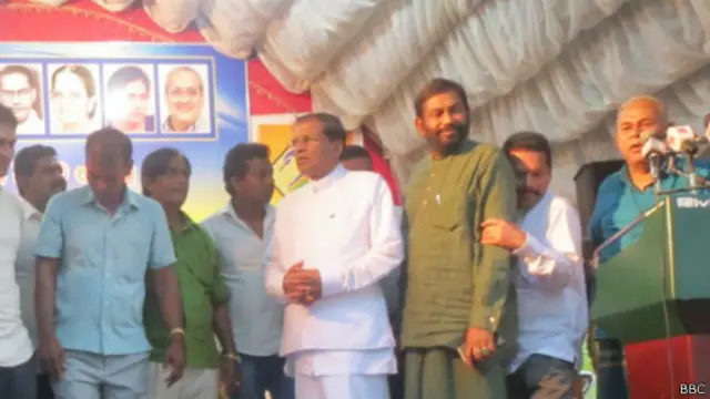 "මාදුළුවාවේ සෝභිත හාමුදුරුවෝ, ඒවගේම රතන හාමුදුරුවෝ මේ සියලු දෙනා කැමතිද මේ රටේ යුද්ධයක් එනවට?"