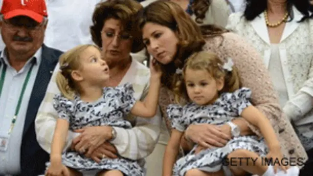 Mirka con las hijas de Federer
