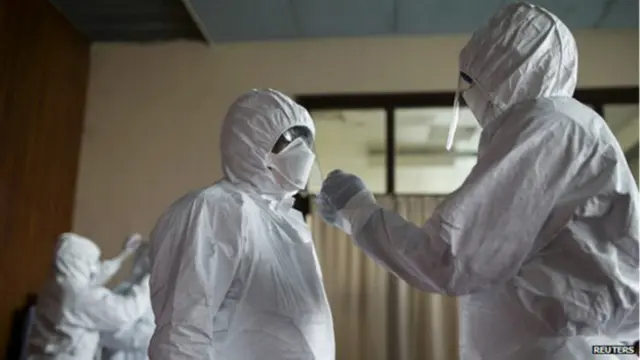 Врачи в защитных костюмах