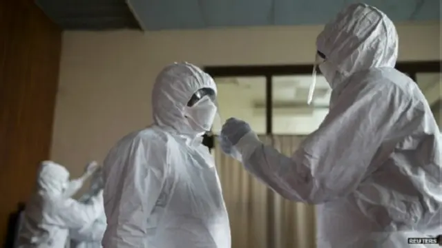 این ایچ ایس کے مطابق مریضہ کی دیکھ بھال ایسا عملہ کر رہا ہے جو اس قسم کے حالات میں کام کرنے کے لیے تربیت یافتہ ہے۔‘