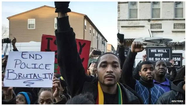 پس از مرگ یک سیاه پوست به دست پلیس نیویورک هزاران تن در اعتراض به رفتار پلیس راهپیمایی کردند