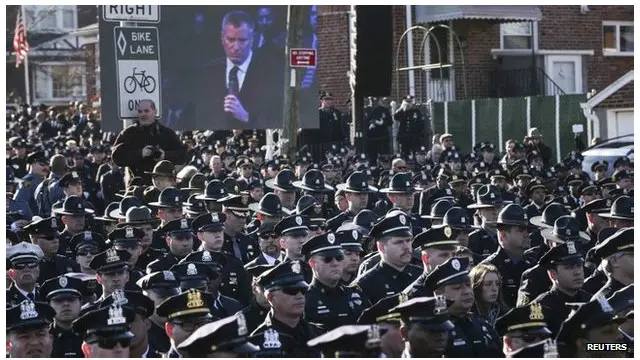 شماری از ماموران پلیس نیویورک در روز تشییع جنازه یکی از همکاران خود به سخنرانی شهردار پشت کردند
