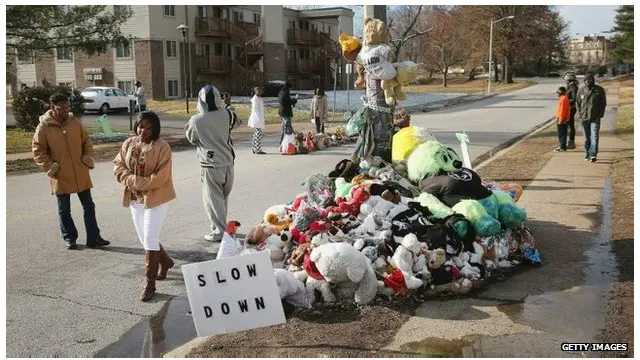 حلقه های گل در محل کشته شدن مایکل براون در فرگوسن