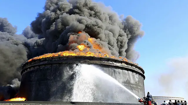 تستعر النيران في الصهاريج منذ أيام