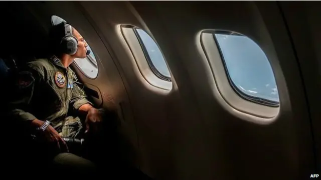 Hàng chục máy bay và tàu đang tuần tra trong khu vực 