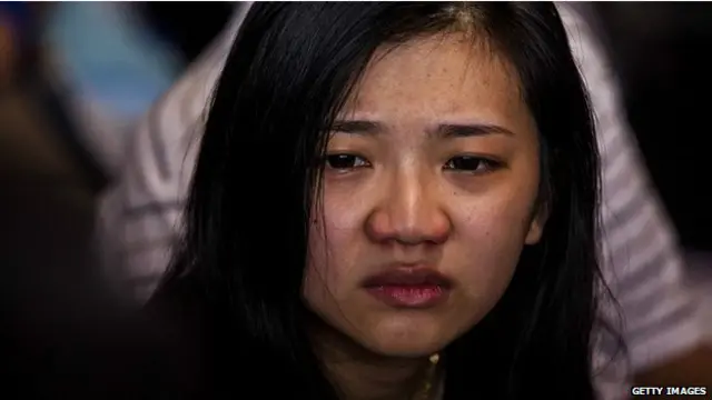 Thân nhân các hành khách trên chuyến bay đang có mặt tại sân bay Surabaya để trông ngóng tin