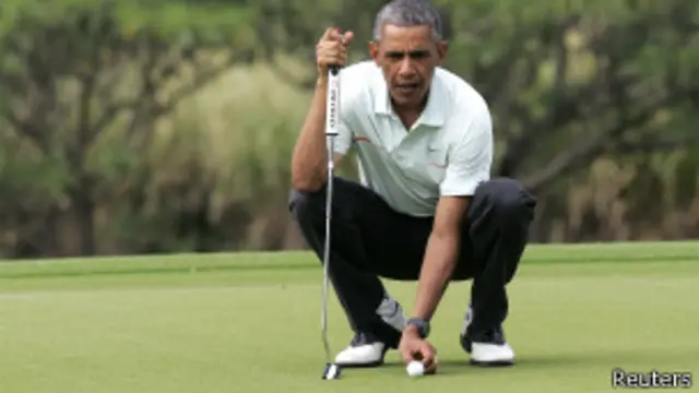 गोल्फ खेलते हुए ओबामा