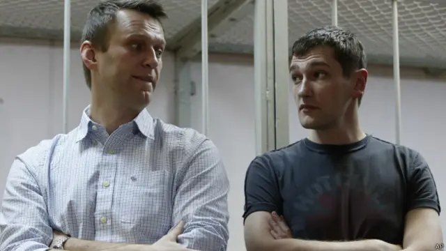 آلکسی ناوالنی و برادرش اولگ (سمت راست) در دادگاه. برادر جوان‌تر سه سال و نیم حکم زندان گرفت