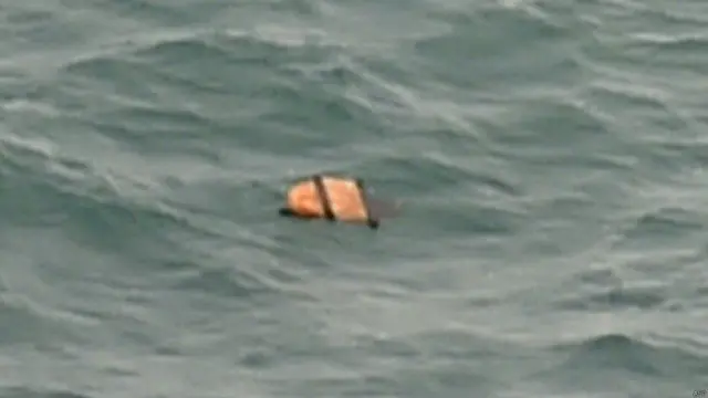 印尼搜救飞机在爪哇海发现的怀疑亚航飞机残骸(30/12/2014)