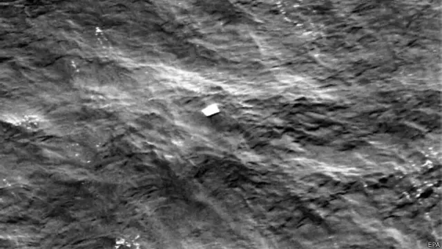 Un oficial de la fuerza aérea de Indonesia reportó que habían informes de avistamiento en el mar de objetos flotantes que podrían ser escombros de la aeronave perdida.