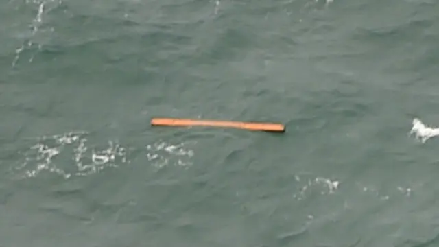 जावा समुद्र में तैरता एयर एशिया के विमान का मलबा