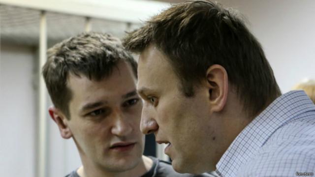 Алексей (справа)  и Олег Навальные в зале суда в Москве 30 декабря 2014 г.