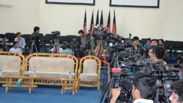 افغان صحافیوں کو شکایت تھی کہ افغانستان میں کیبل آپریٹر کئی پاکستانی نیوز چینل دکھا رہے ہیں لیکن پاکستان میں ایک افغان چینل کو بھی ایسی آزادی نہیں ہے