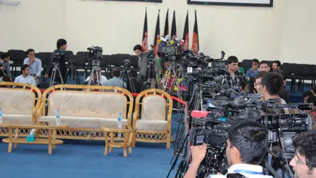 ښاغلي توحیدي د افغانستان له حکومته وغوښتل چې د خبریالانو پروړاندې د پرتو ستونزو حل لپاره جدي هڅې وکړي.