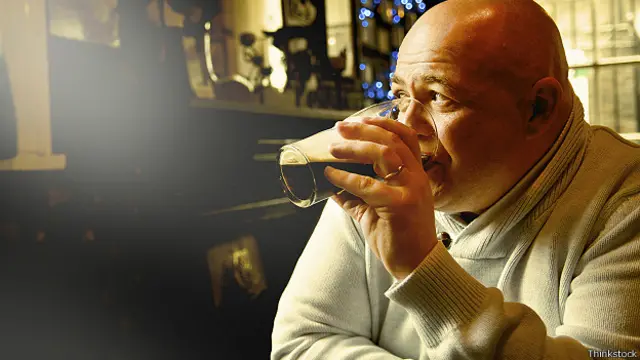 Мужчина пьет темное пиво