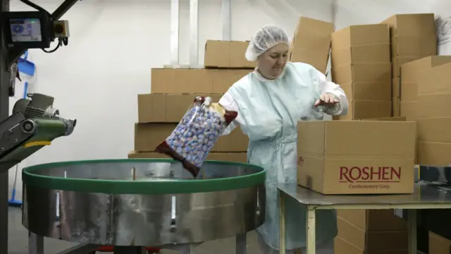 Робітники пакують цукерки "Рошену"