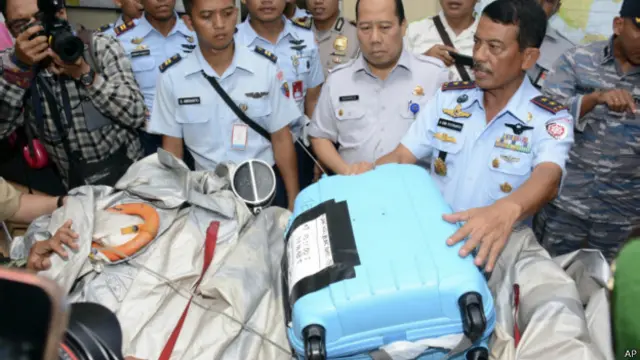 印尼中加里曼丹省庞卡兰邦军事基地内搜救人员展示寻获的亚航QZ8501客机残骸（30/12/2014）