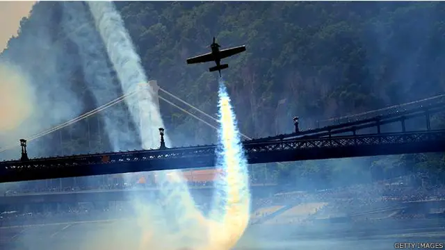 हवा में कलाबाज़ियां