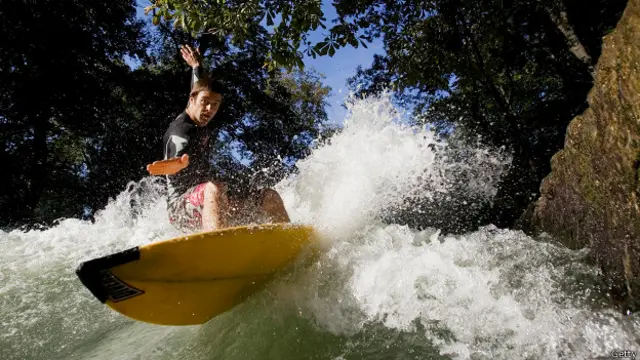 Múnich es reconocida como uno de los destinos de surf en el mundo.