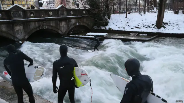 La temperatura no es impedimento para saltar al agua a correr una ola.