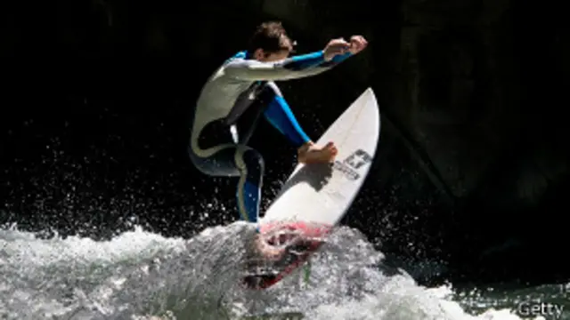 Lo que comenzó en Múnich se ha popularizado en otras ciudades de Europa y en varios ríos del mundo.