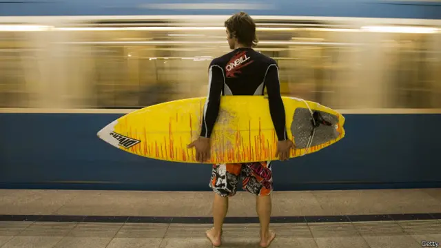 Desde que las autoridades permitieron el surf en Eisbach en 2010 es habitual ver a personas con tablas de surf en el metro de la ciudad.