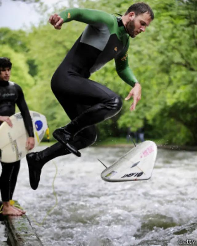 Las autoridades advierten de los peligros que conlleva la ola de Eisbach y recomiendan que sólo los experimentados salten al agua.