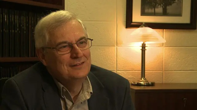 آقای بست می‌گوید یکی از دلایل بالا رفتن رقم وام‌های دانشجویی آسان بودن گرفتن آنهاست