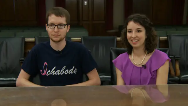 کینان و مردیت در دانشگاه و شهری ارزان زندگی می‌کنند با این حال بیش از چهل هزار دلار بدهی دارند