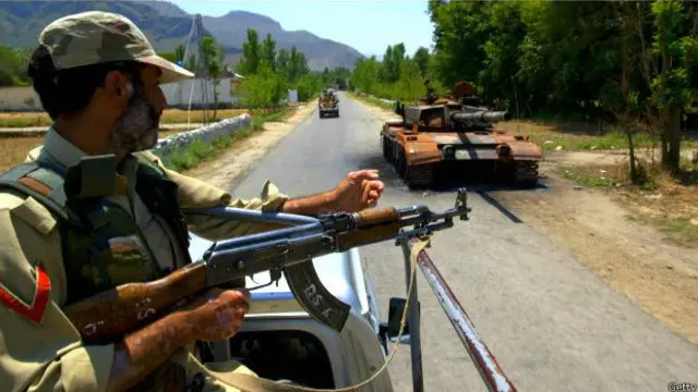 بارودی سرنگ اس وقت زوردار دھماکے سے پھٹ گئی جب وہاں سے گزرنے والی ایف سی کی گاڑی اس سے ٹکرائی