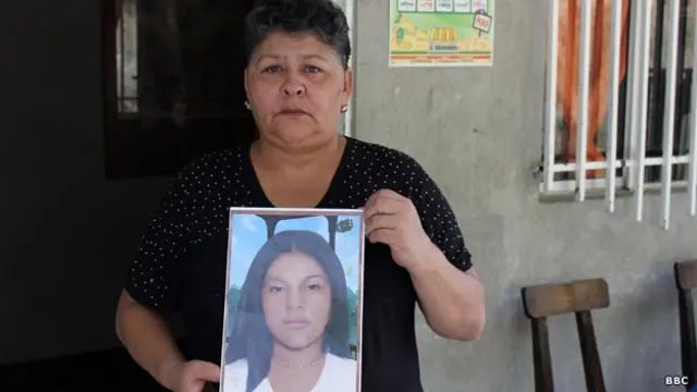 Margarita Selena Restrepo con un retrato de su hija Carol.