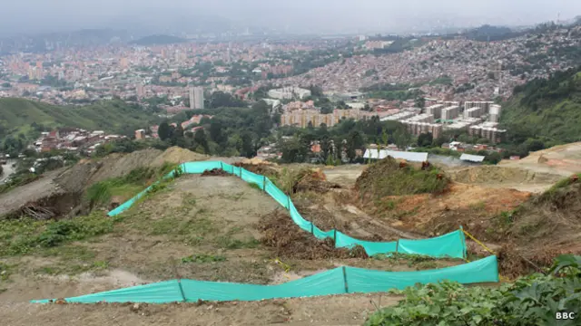 خیال ہے کہ میڈیلین نامی شہر کے نواح میں واقع اس مقام پر 90 سے 300 کے درمیان افراد دفن ہیں