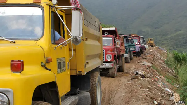 Caminones rumbo a La Escombrera, Medellín
