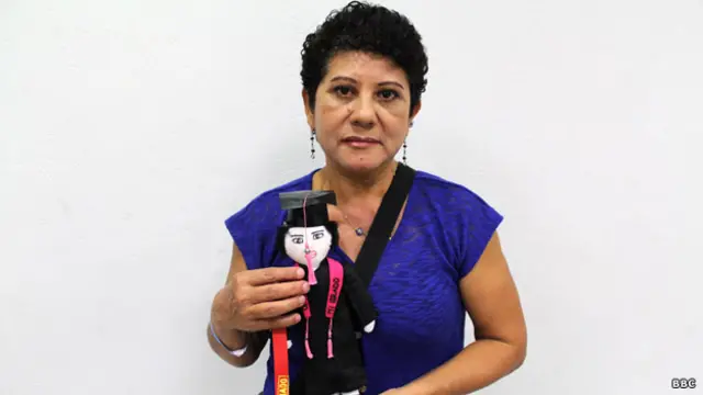 María Lucely Delgado con un muñeco que representa a su hijo desaparecido