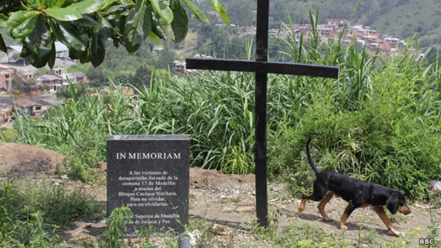 Placa en homenaje a los desparecidos de la Comuna 13