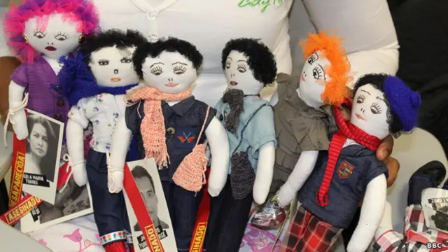 Muñecos que representan a muertos y desparecidos por el conflicto colombiano