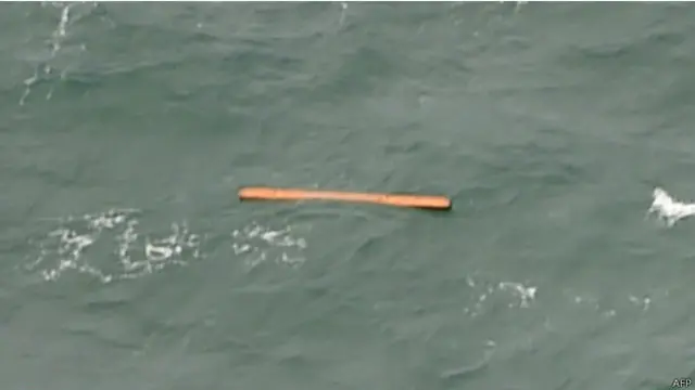 Restos del vuelo accidentado en el mar.
