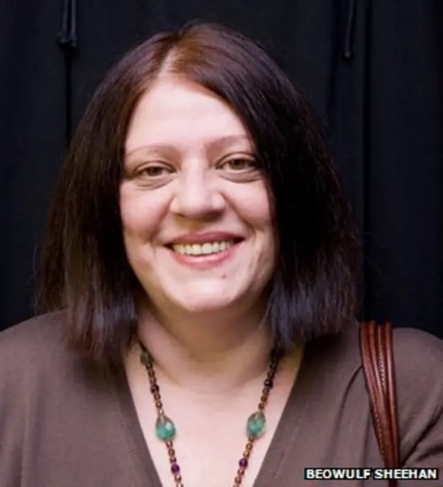 La autora de este artículo, la novelista Tatyana Tolstaya, es la hija de Aleksey Nikolayevich Tolstoy, escritor de novelas históricas y de ciendia ficción, de la familia de León Tolstoy, autor of "La guerra y la paz" y "Ana Karenina".