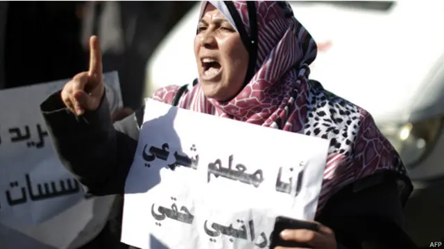 وكان إيهاب بسيسو الناطق باسم حكومة الوفاق قد قال إن الحكومة تعهدت بضمان حقوق الموظفين القدامى، على ان يتم ملء الشواغر في الوزارات من الموظفين الموجودين حالياً