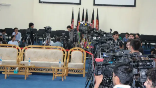 دغه موندنې ښیې هغه خبریالان چې له دولتي رسنیو سره کار کوي د قرار دادونو وضیعت یې د نادولتي په پرتله ښه او د کارکونکو حقونه یې خوندي دي