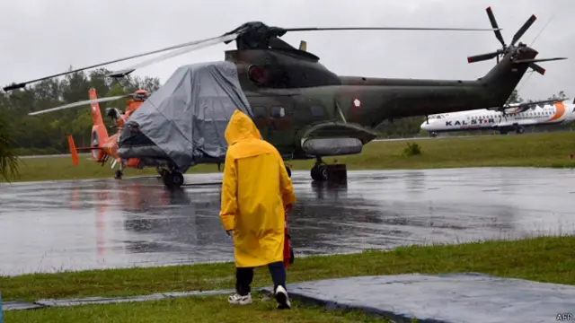 Cuaca buruk hambat evakuasi jenazah korban kecelakaan Air Asia 