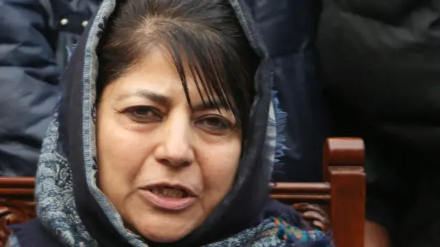 محبوبہ مفتی فی الوقت غیرمنتخب وزیراعلیٰ ہیں اور انھیں چھ ماہ کے اندر اپنےآپ کو منتخب کروانا ہے