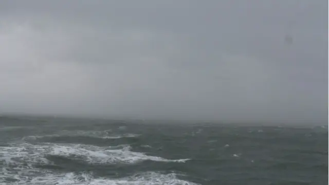 Mendung tebal dan hujan deras tampak dari salah satu kapal SAR 224