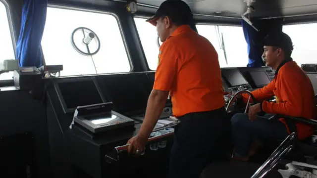 Kapal-kapal tim SAR gabungan menemui kesulitan untuk mencari korban pesawat AirAsia QZ 8501 akibat cuaca buruk, pada Rabu (31/12).