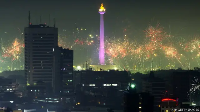 Tahun baru 2014 di Jakarta dirayakan dengan meriah dengan kembang api dan pertunjukan musik.