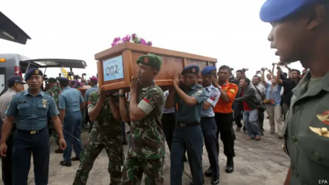 Una de las víctimas del avión de AirAsia transportada en un ataúd por efectivos militares