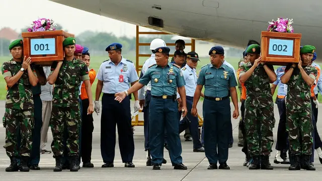 بحیرۂ جاوا سے نکالی جانے والی لاشیں سورابایا لے جائی گئی ہیں